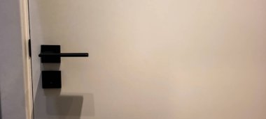 Koyu saplı, ahşap kapı, ev minimalist kapısı.