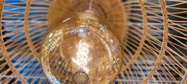 Saman lambalı filament lambalar, sıcak ışık ve dekore edilmiş çevre