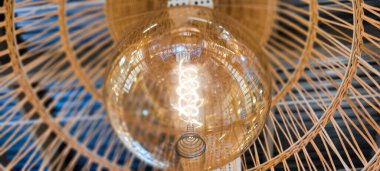 Saman lambalı filament lambalar, sıcak ışık ve dekore edilmiş çevre