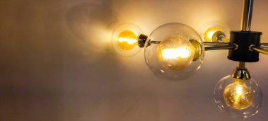 Mimari bir ortamda dekoratif iplik lambaları, avizelerde birkaç lamba