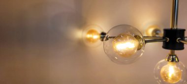 Mimari bir ortamda dekoratif iplik lambaları, avizelerde birkaç lamba