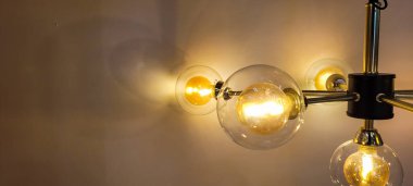 Mimari bir ortamda dekoratif iplik lambaları, avizelerde birkaç lamba