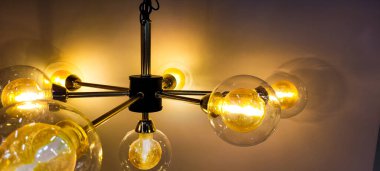 Mimari bir ortamda dekoratif iplik lambaları, avizelerde birkaç lamba