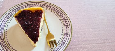 Renkli tabaklı meyveli turta, arkaplan olarak da lanet masalar.