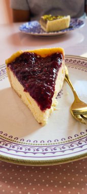 Renkli tabaklı meyveli turta, arkaplan olarak da lanet masalar.