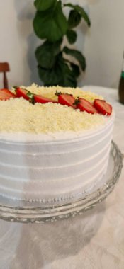 Kremalı ve çikolatalı çilekli pasta.