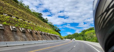 Brezilya 'nın kuzey kıyısındaki Tamoios Yolu Dağı' na tırman.
