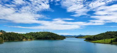 Brezilya kıyısındaki Tamoios otobanındaki baraj köprüsü.