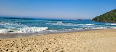 Brezilya 'nın kuzey kıyısındaki ubatuba itamambuca plajındaki deniz dalgalarının görüntüsü.