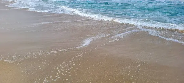 Brezilya 'nın kuzey kıyısındaki ubatuba itamambuca plajındaki deniz dalgalarının görüntüsü.