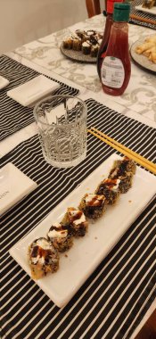 Japon yemekleriyle dolu masa, ev.