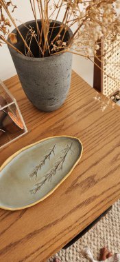 El yapımı seramik ile kahvaltı masası.