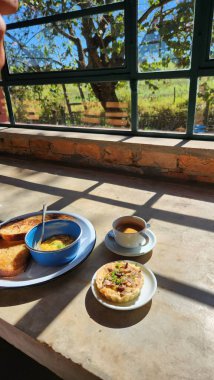 Çiftlikte pencere manzaralı kahvaltı.