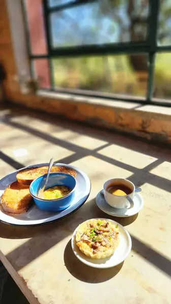 Çiftlikte pencere manzaralı kahvaltı.