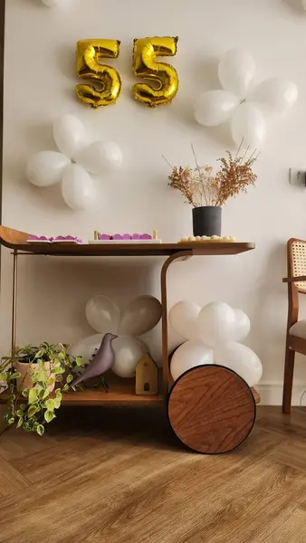 Kadınların 55. yaş günü, şekerli ve süslü.