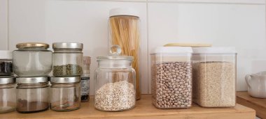 Baharatlı ve baharatlı raflar