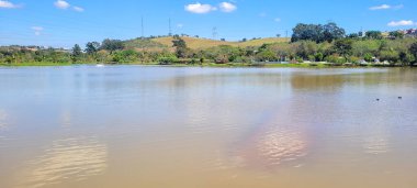 Brezilya 'da güneşli bir günde göl manzarası