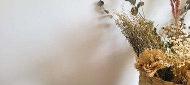 Kurumuş çiçeklerle hafif arkaplan