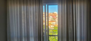 Parlak ve davetkar, bu güneşli ev perdesi sıcak ve davetkar bir atmosfer yaratıyor. Bu resmi satın alın ve projelerinizi aydınlık ve konforla aydınlatın