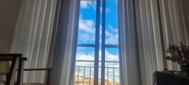 Şehir manzaralı daire balkon penceresini aç