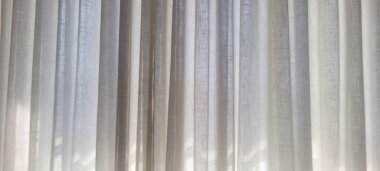 Parlak ve davetkar, bu güneşli ev perdesi sıcak ve davetkar bir atmosfer yaratıyor. Bu resmi satın alın ve projelerinizi aydınlık ve konforla aydınlatın