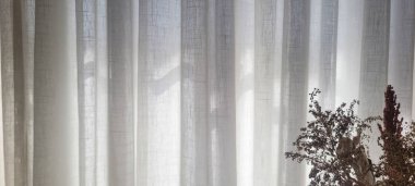 Parlak ve davetkar, bu güneşli ev perdesi sıcak ve davetkar bir atmosfer yaratıyor. Bu resmi satın alın ve projelerinizi aydınlık ve konforla aydınlatın