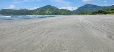 Brezilya 'nın kuzey kıyısındaki ubatuba ubatumirim sahilindeki deniz dalgalarının görüntüsü.