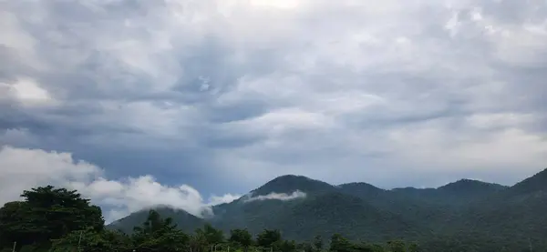 Ubatuba 'nın kuzey kıyısındaki sahilde öğleden sonra 