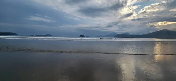 Ubatuba 'nın kuzey kıyısındaki sahilde öğleden sonra 