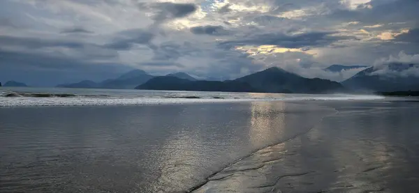 Ubatuba 'nın kuzey kıyısındaki sahilde öğleden sonra 
