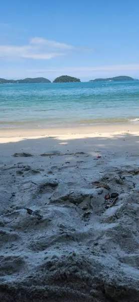 Brezilya 'nın kuzey kıyısındaki ubatuba ubatumirim sahilindeki deniz dalgalarının görüntüsü.