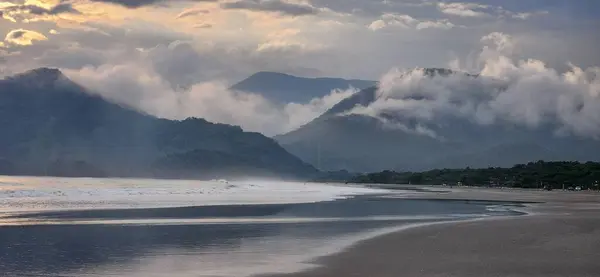 Ubatuba 'nın kuzey kıyısındaki sahilde öğleden sonra 