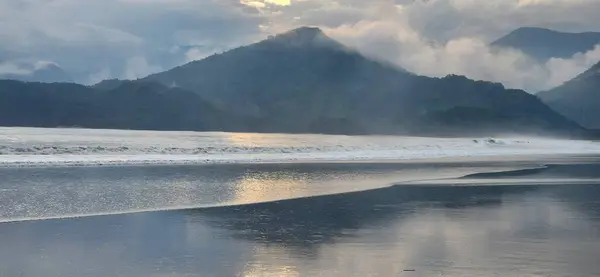 Ubatuba 'nın kuzey kıyısındaki sahilde öğleden sonra 
