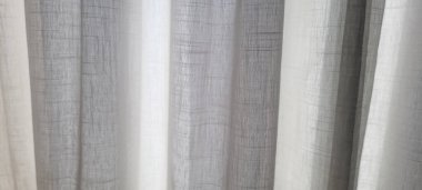 Güneş ışığı ve gölgeli beyaz perde