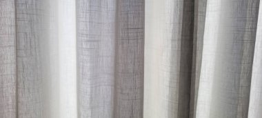 Güneş ışığı ve gölgeli beyaz perde