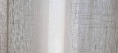 Güneş ışığı ve gölgeli beyaz perde