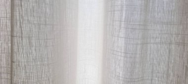 Güneş ışığı ve gölgeli beyaz perde