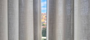 Güneş ışığı ve gölgeli beyaz perde