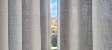 Güneş ışığı ve gölgeli beyaz perde