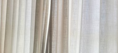 Güneş ışığı ve gölgeli beyaz perde