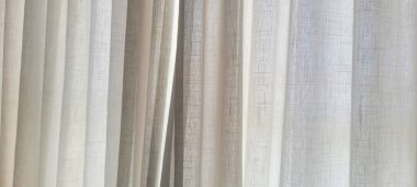 Güneş ışığı ve gölgeli beyaz perde