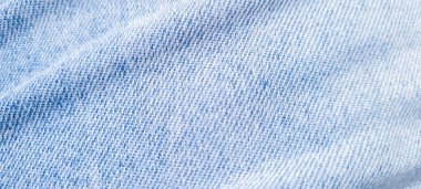 Solmuş ve yıpranmış açık mavi kot kumaş
