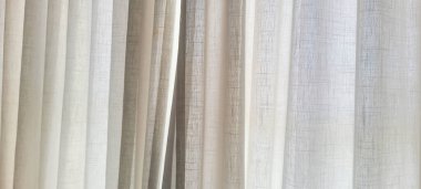 Güneş ışığı ve gölgeli beyaz perde