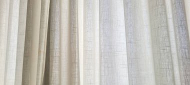 Güneş ışığı ve gölgeli beyaz perde