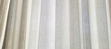 Güneş ışığı ve gölgeli beyaz perde