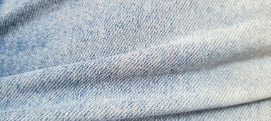 Solmuş ve yıpranmış açık mavi kot kumaş