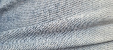 Solmuş ve yıpranmış açık mavi kot kumaş