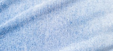 Solmuş ve yıpranmış açık mavi kot kumaş