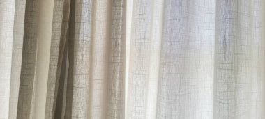 Güneş ışığı ve gölgeli beyaz perde