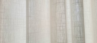 Güneş ışığı ve gölgeli beyaz perde